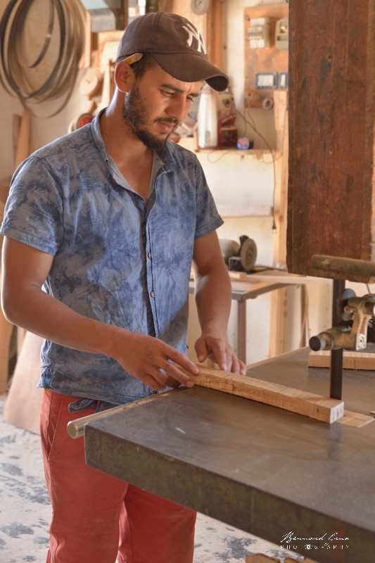 Bernard Grua - Mabrouk prépare les pièces de l'hiloire arrière, en bois d'eucalyptus. Chantier Naval de Mouldi Arous et de son fils Mabrouk, El Attaya, Kerkennah, Tunisie 2 octobre 2019